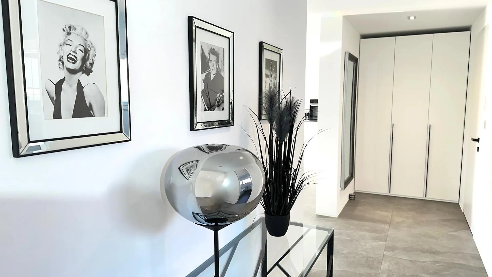 Ferienwohnung Black White Raubling 0*,